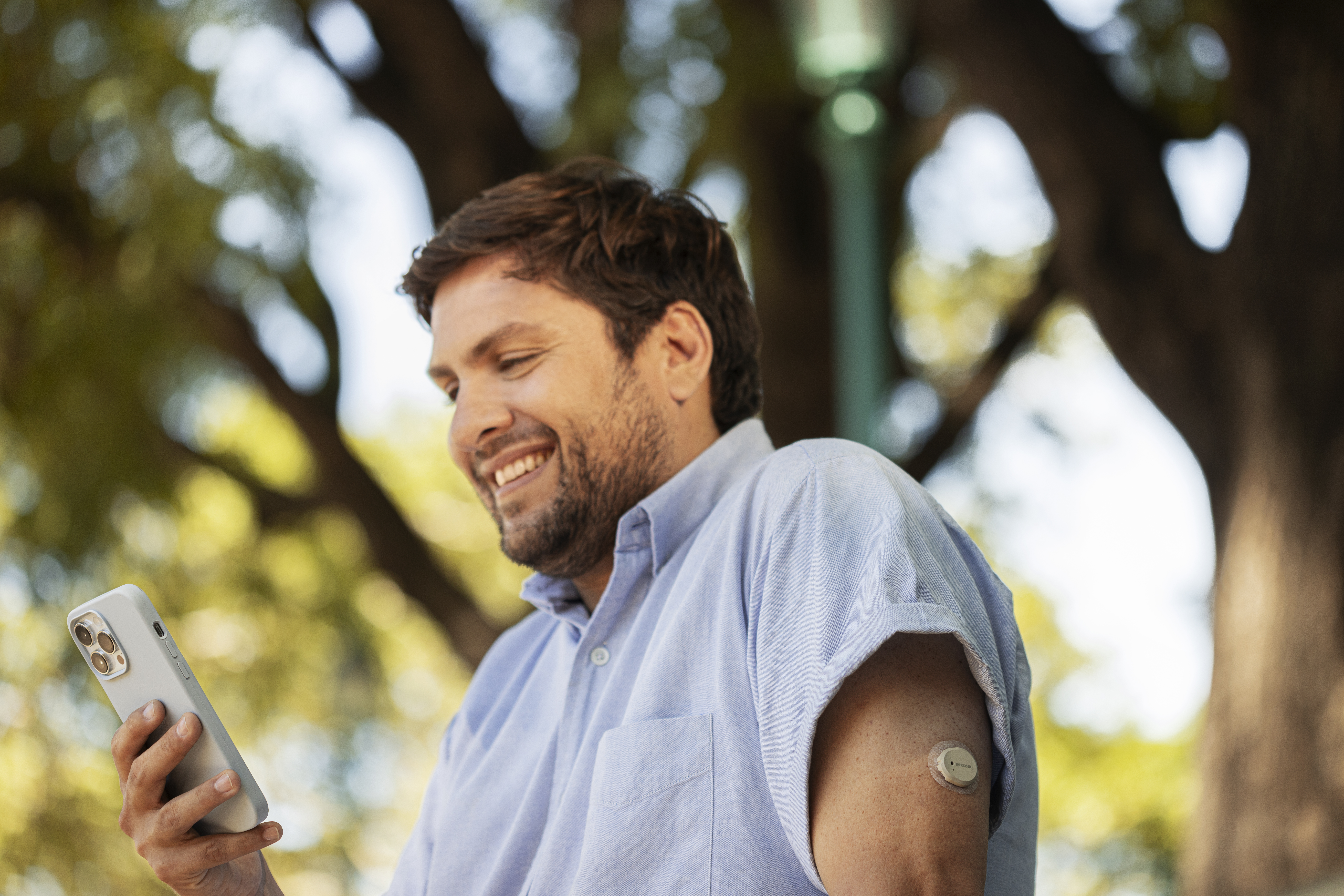 Dexcom user enjoying the Dexcom G7 app on their phone