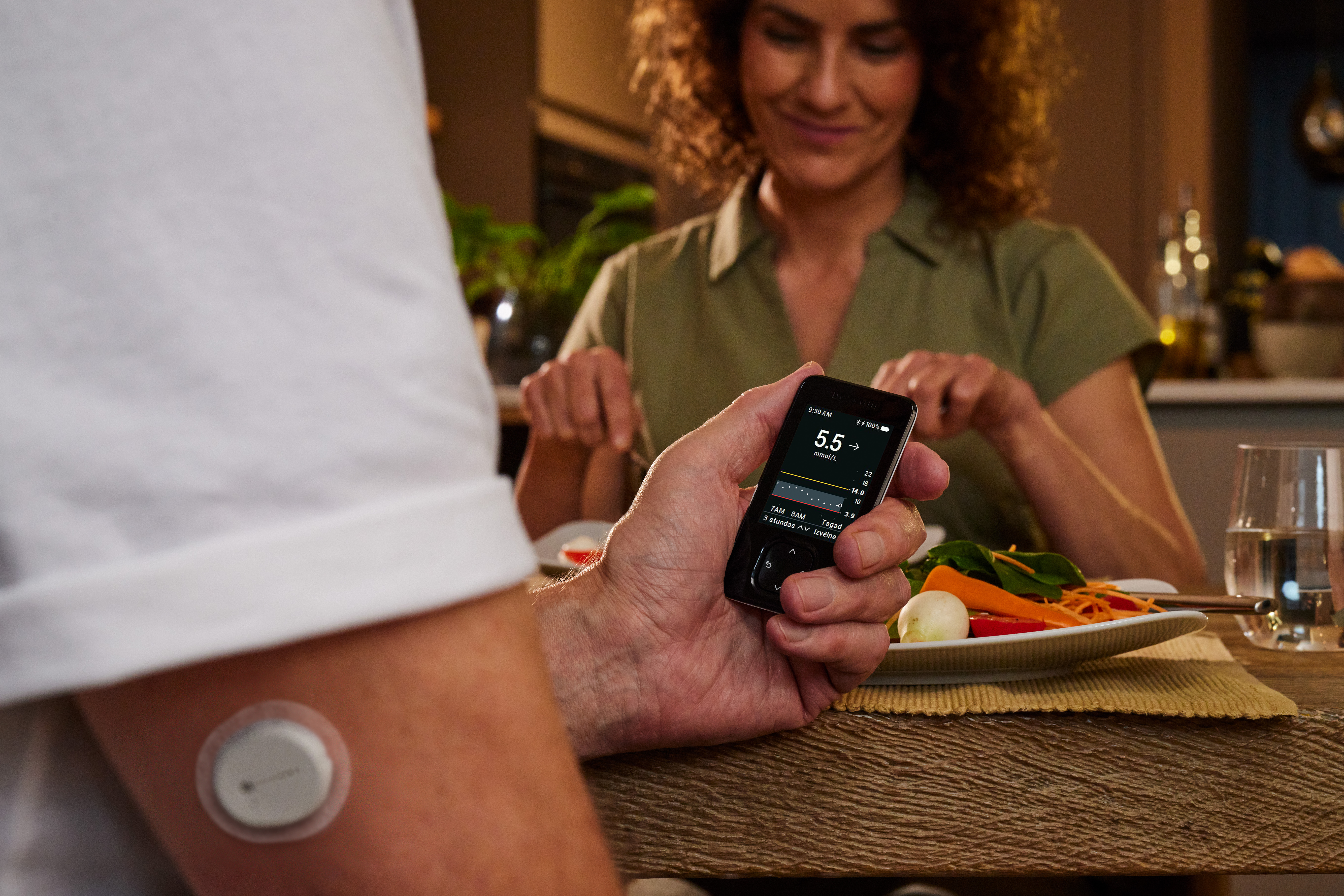 Dexcom CGM un uztvērējs tiek pārbaudīts pie galda restorānā